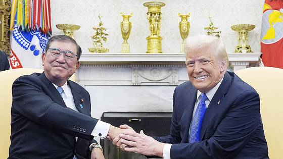 도널드 트럼프 미국 대통령(오른쪽)과 이시바 시게루 일본 총리가 지난 2월 7일(현지시간) 미 워싱턴 DC 백악관에서 첫 정상회담을 하면서 악수하고 있다. AP=연합뉴스