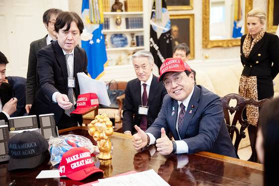 지난 16일 아카자와 료세이 일본 경게재생상이 도널드 트럼프 미국 대통령에게 받은 모자를 쓰고 있다. 사진 백안관=지지통신