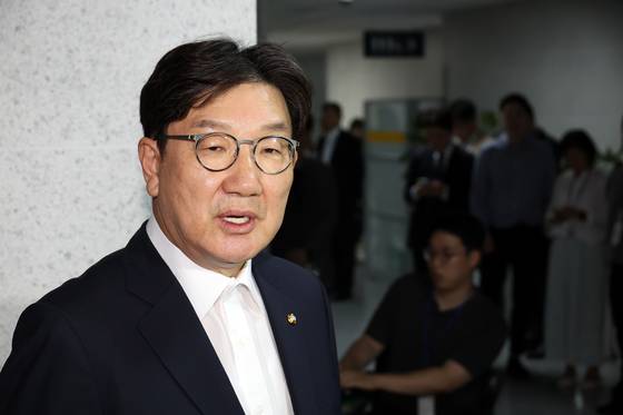 국민의힘 권성동 의원이 18일 서울 여의도 국회 의원회관 자신의 의원실로 들어서며 압수수색 관련 입장을 밝히고 있다. 연합뉴스