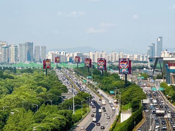 지난 1일 서울 올림픽대로 여의도·노량진 구간에 설치된 6대 양면 전광판. 국내 최초 전광판 전문 제작업체인 삼익전자공업이 만든 제품이다. 사진 삼익전자공업