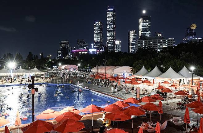 한강 수영장만의 특징이 잘 살아 있는 여의도 수영장. 관광용 기구 '서울달'을 비롯해 현대백화점, 서강대교, 밤섬 등 여의도의 랜드마크가 수영장을 감싸고 있다. 김경록 기자