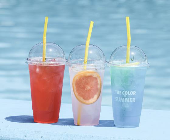 한강 수영장에서 맛볼 수 있는 수박 에이드, 핑크 리치 에이드, 블루레몬 에이드. 김경록 기자