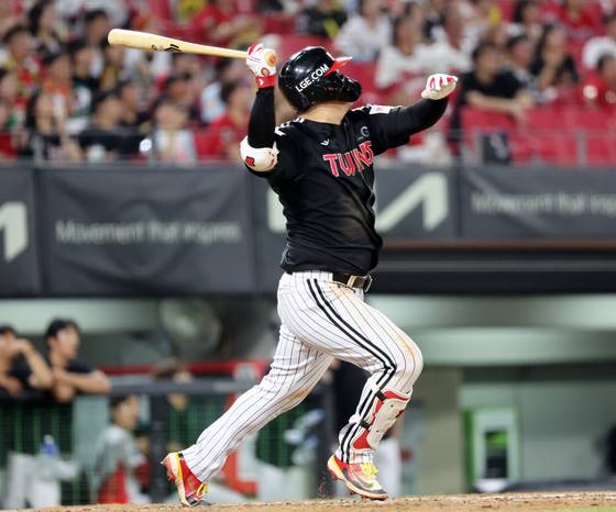 연장 10회초 홈런포를 때려내는 문보경. 연합뉴스