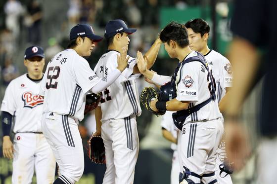 두산은 한화의 11연승을 저지하며 13-2 대승을 거뒀다. 경기 종료 후 하이파이브를 나누는 두산 선수들. 뉴스1