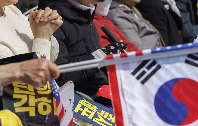 지난 2월 시사IN이 한국리서치와 공동조사를 실시하고 내놓은 기획 중 <함께 끌어안을 세력, 단호히 결별할 세력>.