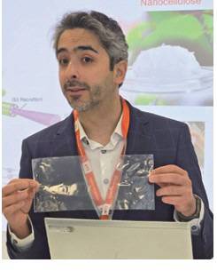 ▲하미드 아하디안 VTT 연구과학자가 셀룰로오스로 만든 나노바이오 필름을 본지 취재진에게 설명하고 있다.