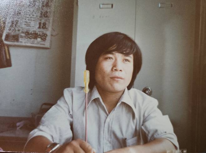 젊은 시절 강대규씨가 앉아 있다. 강효진씨 제공