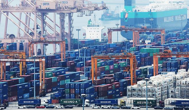 지난 7일 경기도 평택항에 컨테이너가 쌓여 있는 모습. 연합뉴스