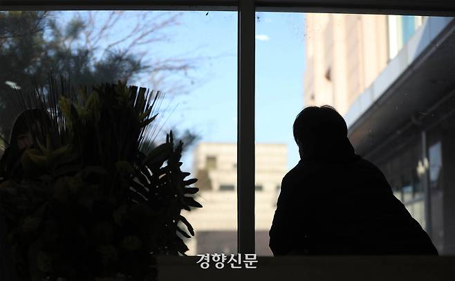 한 발달장애인이 창 밖을 내다보고 있다. 김창길기자