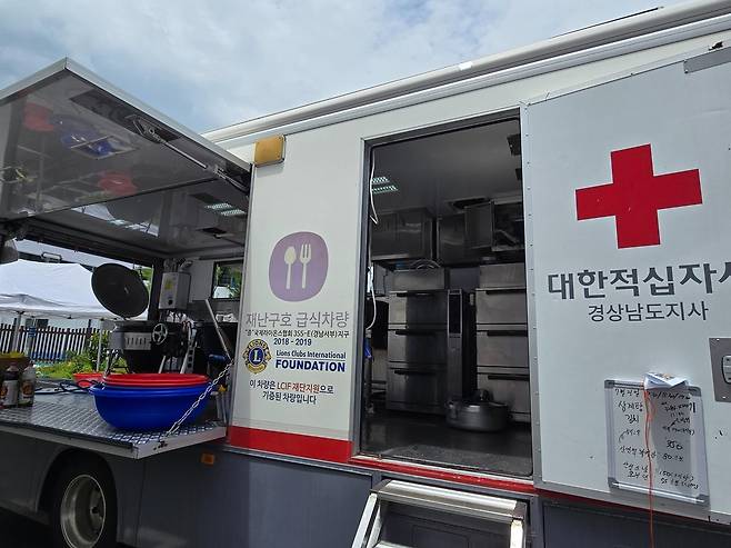 수해지역 급식차량. 경남도 제공