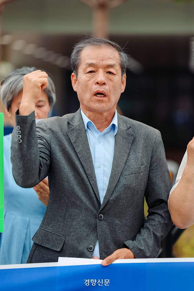 7일 서울 종로구 창성동 국정기획위원회 앞에서 김용국 영광핵발전소 안전성확보를 위한 공동행동 집행위원장이 노후핵발전소 수명연장 불허하고, 정의로운 에너지전환 국정과제 수립 촉구 기자회견에 참석해 있다. 이준헌 기자