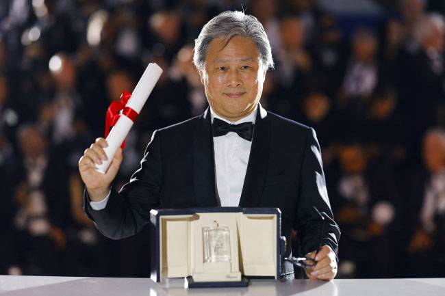 Director Park Chan-wook poses after winning the Best Director award for “Decision to Leave” at the 75th Cannes Film Festival. / AFP-Yonhap