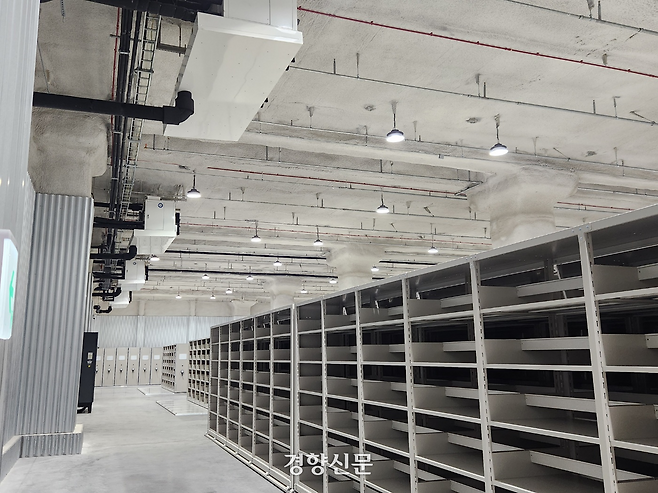 23일 경기도 고양시 덕양구 한 저온 물류센터 건물 내 입양기록물 임시 서고의 모습. 올해 내에 8개 입양기관과 일부 아동 양육시설이 보유한 약 26만권 이상의 기록물이 이곳으로 이관될 예정이다. 이혜인 기자