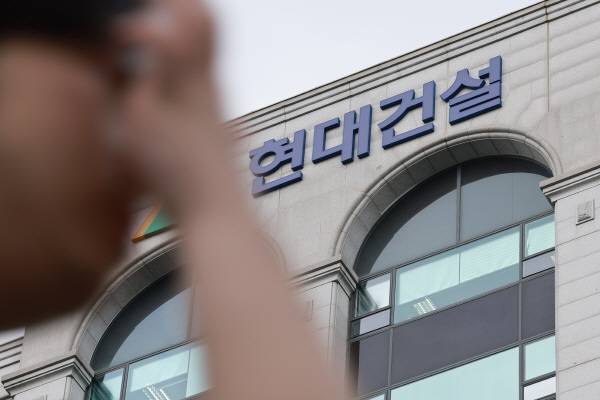 경찰이 지난 16일 경기 오산시 가장교차로 고가도로의 옹벽이 붕괴해 아래 도로를 지나던 차량 운전자 1명이 숨진 사고와 관련해 시공사인 현대건설에 대해 강제수사에 나선 22일 서울 종로구 현대건설 본사. 경기남부경찰청 옹벽 붕괴사고 수사전담팀은 이날 오산시청, 현대건설, 감리업체인 국토안전관리원 등 3곳에 대한 압수수색 영장을 집행했다. 연합뉴스