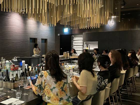 A wine class is held at a Lotte Department Store in Jamsil, southern Seoul. [LOTTE DEPARTMENT STORE]