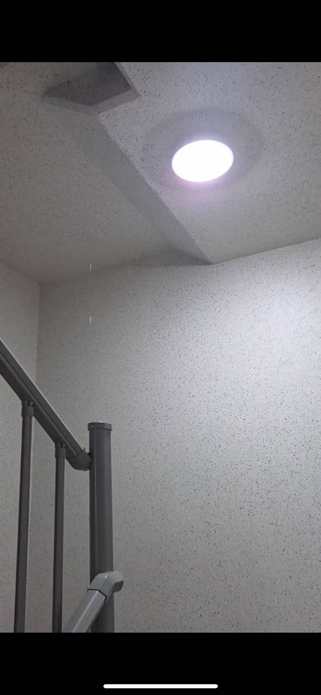 경기 용인시 한 신축 아파트에서 누수가 발생했다. 독자제공