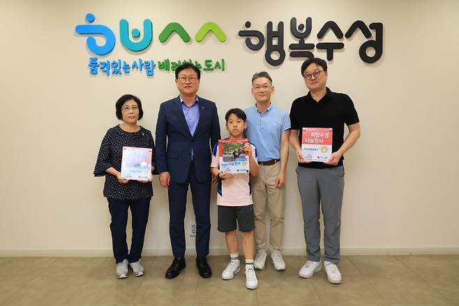 대구 수성구가 22일 ‘착한나눔가족·가게’ 현판 전달식을 가졌다. 수성구청 제공
