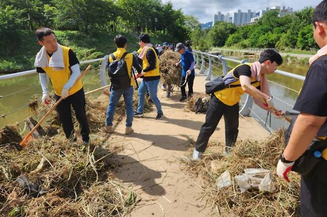 23일 경기 의정부시 수해 피해 마을에서 환경정비 활동 중인 국가철도공단 수도권 및 GTX본부 직원봉사단. 국가철도공단