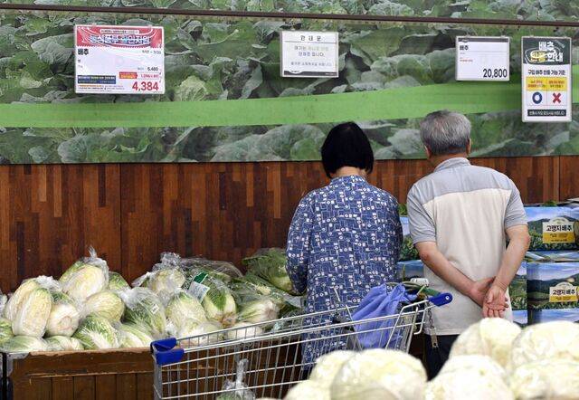 지난달 생산자물가가 3개월 만에 올랐다. 이달 들어 폭염과 폭우가 이어지면서 ‘7월 생산자물가’는 더 오를 가능성이 제기된다. 가격 불확실성이 확대되며 인플레이션에 대한 부담이 커졌다. 22일 서울 서초구 한 대형마트에서 장을 보러 온 시민들이 배추를 살펴보고 있다. 최현규 기자