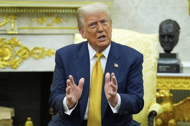 도널드 트럼프 미국 대통령이 22일(현지시간) 백악관 집무실에서 페르디난드 마르코스 주니어 필리핀 대통령과의 정상회담 도중 발언하고 있다. 연합뉴스