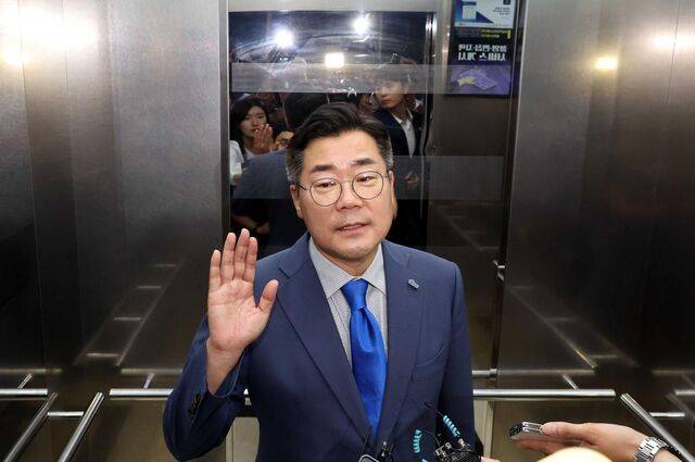 박찬대 더불어민주당 대표 후보가 23일 국회에서 엘리베이터로 이동하며 기자들 질문에 답하고 있다. 박 의원은 이날 강선우 여성가족부 장관 후보자가 자진 사퇴 입장문을 발표하기 직전 “스스로 결단을 내려야 한다”는 글을 페이스북에 올렸다. 뉴시스