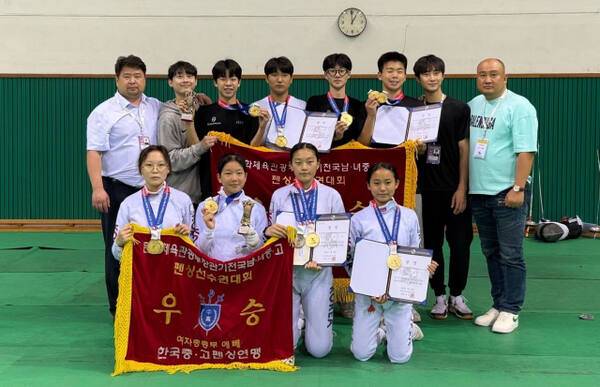 제53회 문화체육관광부장관기 전국남녀중·고펜싱선수권대회서 남녀 중등부 에페 단체전 동반 우승으로 개인전 포함 4개의 금메달을 휩쓴 화성 K1펜싱클럽 선수단이 기념촬영을 하고 있다. 왼쪽이 김승섭 남자팀 감독, 오른쪽이 구교동 여자팀 감독. K1펜싱클럽 제공