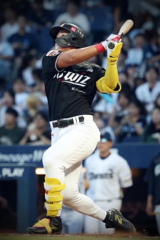 홈런 타구 바라보는 kt 안현민 / 사진=kt wiz 제공. 연합뉴스