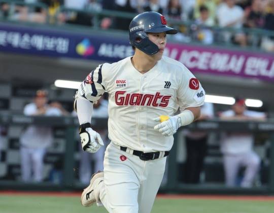 추격의 1타점 안타 치는 고승민. 사진[연합뉴스]