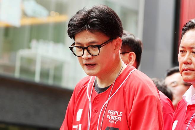 광주 유권자들 만나는 한동훈 전 대표 / 사진=연합뉴스