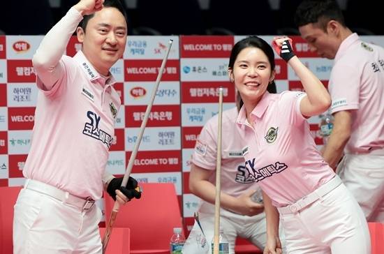 에스와이 황득희-이우경이 4세트에서 하림의 김영원-박정현을 9:3으로 물리치고 세트스코어 3:1을 만들며 기뻐하고 있다. (사진=PBA)