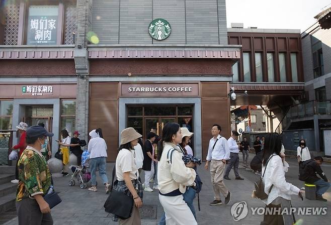 중국 베이징의 한 스타벅스 매장. [사진 = 연합뉴스]