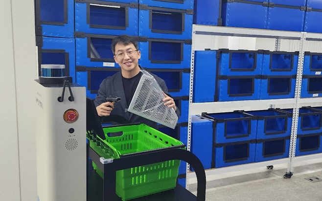 천영석 트위니 대표가 나르고 대전 본사에서 로봇을 선보이고 있다.  <트위니>