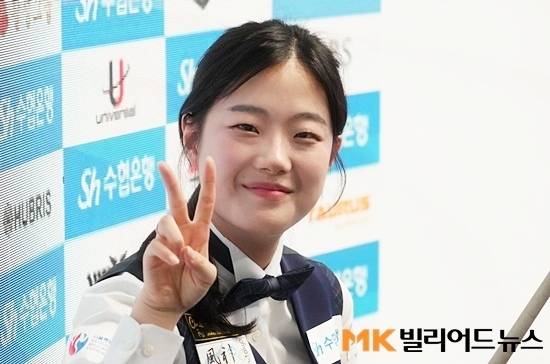 결승에서 김지원을 꺾고 우승을 확정한 허채원이 승리의 브이(V)자를 펴보이며 기뻐하고 있다.