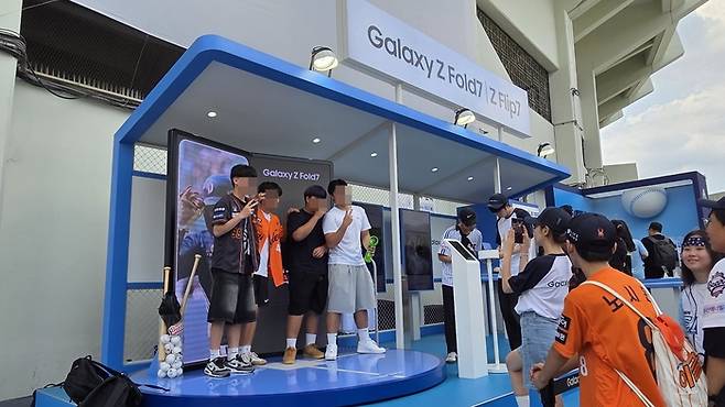 갤럭시 체험존에서 사진 촬영을 하고 있는 관람객들. [사진=권민선 인턴기자]