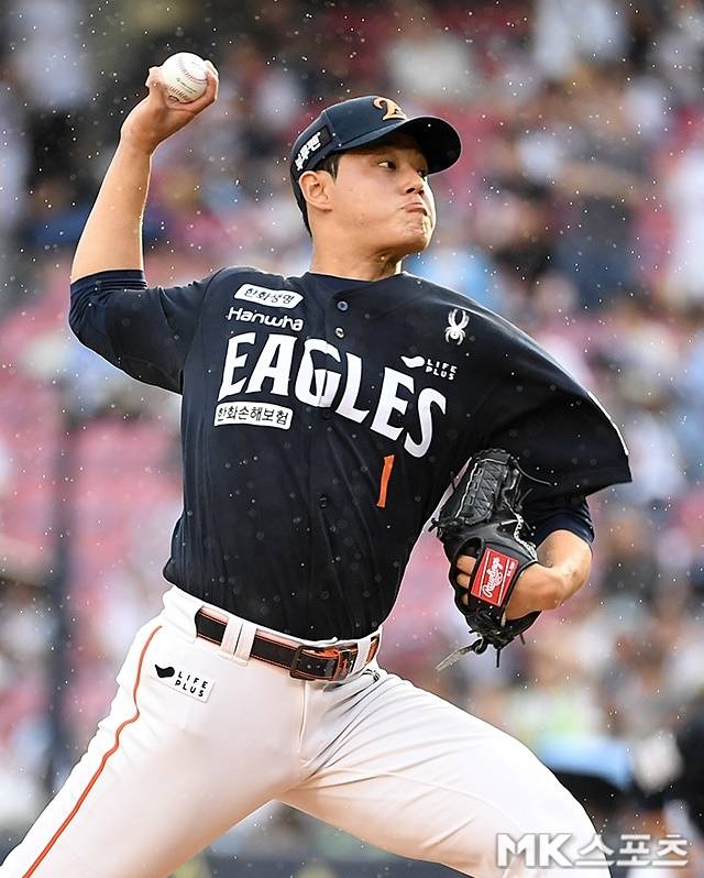 문동주는 22일 잠실 두산전에서 승리를 챙겼다. 사진(잠실 서울)=천정환 기자