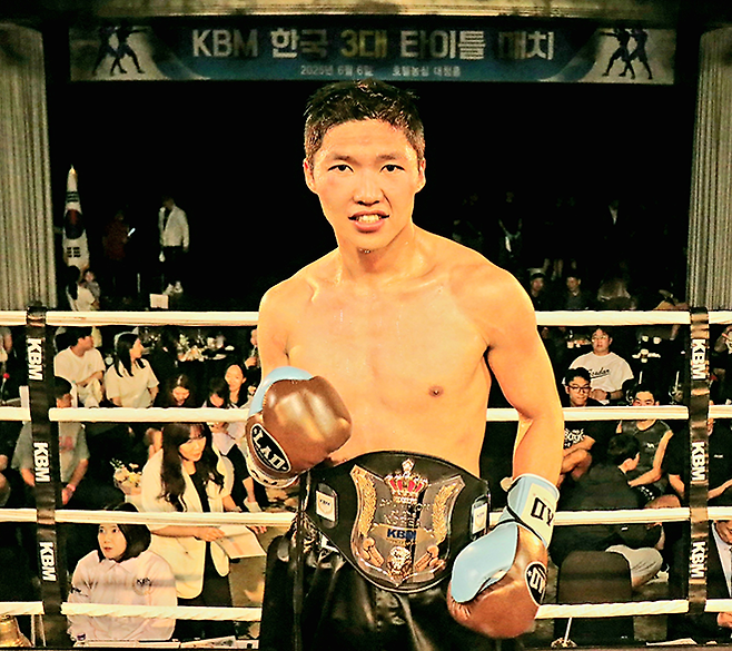 사단법인 한국복싱커미션 슈퍼라이트급 챔피언 김대훈이 2025년 6월 부산광역시 농심호텔 허심청 대청홀 특설링에서 타이틀 1차 방어 성공 기념 촬영을 하고 있다. 사진=KBM