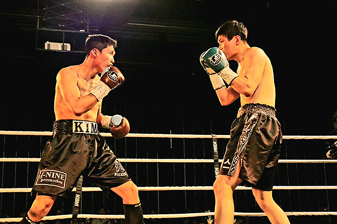 사단법인 한국복싱커미션 슈퍼라이트급 챔피언 김대훈이 2025년 6월 부산광역시 농심호텔 허심청 대청홀 특설링에서 타이틀 1차 방어전을 치르고 있다. 사진=KBM
