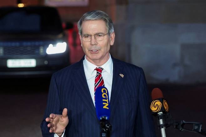 스콧 베센트 미국 재무장관이 지난 6월10일(현지시간) 영국 런던에서 열린 미중 무역협상 이틀째 회의에 참석한 뒤 기자 질문에 답하고 있다. /런던 로이터=뉴스1