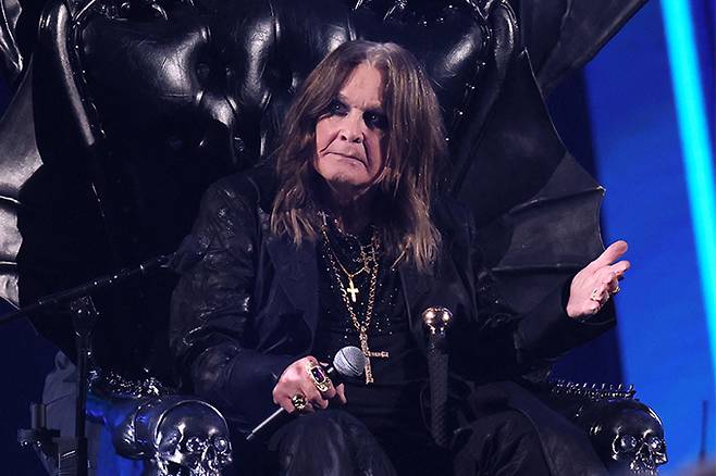 헤비메탈 밴드 블랙 사바스의 오지 오스본이 세상을 떠났다. 향년 76세. 사진은 오스본이 지난해 10월 미국 로큰롤 명예의 전당 헌액식 무대에 오른 모습이다. /AFPBBNews=뉴스1
