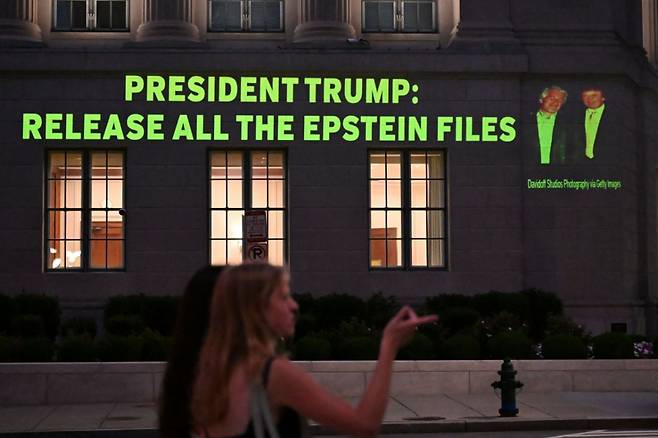 지난 18일(현지시간) 미국 워싱턴DC 백악관 맞은편 미국 상공회의소 건물에 미성년자 성착취 의혹으로 수감됐다 사망한 제프리 엡스타인과 관련된 모든 수사 파일을 공개하라고 요구하는 메시지가 투사되고 있다. /AFPBBNews=뉴스1