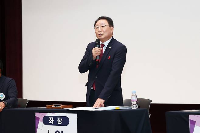 안동의 시의원이 지난 22일 파크골프장 확충 방안을 주제로 한 정책토론회에서 발언을 하고 있다./사진제공=시흥시의회