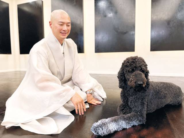대한불교조계종 충정사 주지 덕운스님이 이 사찰 내 마련된 선명상 스튜디오에서 반려견 세콤을 바라보고 있다.