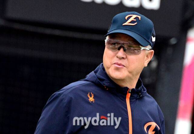 2025년 7월 17일 오후 경기도 수원 KT위즈파크에서 열린 '2025 신한 SOL뱅크 KBO 리그' 한화 이글스와 KT 위즈의 경기. 한화 김경문 감독이 선수들의 훈련을 지켜보고 있다./마이데일리