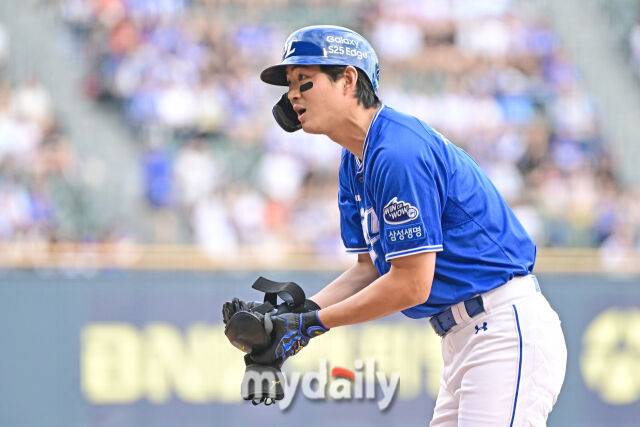 2일 서울 잠실야구장에서 열린 '2025 신한 SOL BANK KBO리그' 삼성 라이온즈와 두산 베어스 경기. 삼성 구자욱이 1회초 2사에 볼넷으로 출루하고 있다./마이데일리