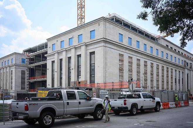 지난 22일(현지시간) 미국 워싱턴 DC의 마리너 S. 에클스 연방준비제도이사회 건물에 보수공사가 진행되고 있다. [AFP]