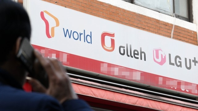 서울시내 한 휴대폰 매장 앞을 시민이 지나고 있다. [이상섭 기자]