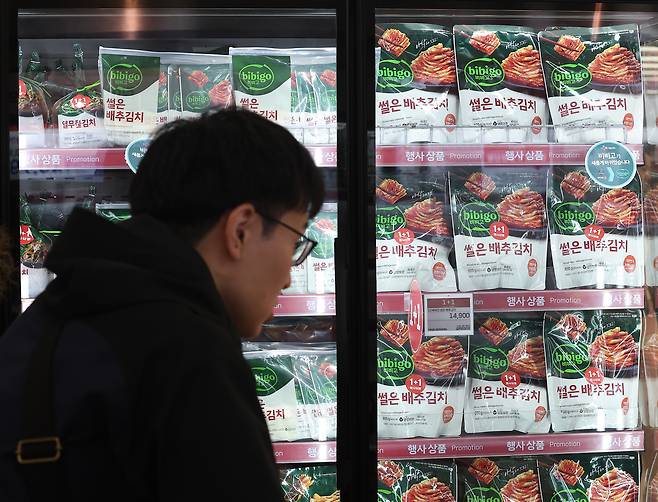 서울 시내 한 마트에 국내산 김치가 진열돼 있다. [연합]