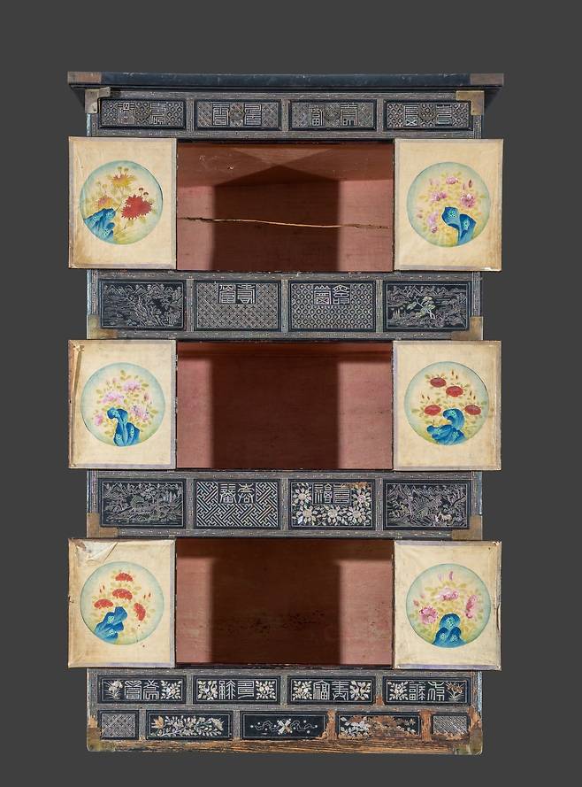 나전산수무늬삼층장 내부 [국가유산청]