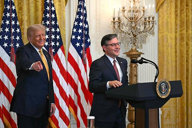 도널드 트럼프 미국 대통령이 22일(현지시간) 백악관에서 공화당 의원들과 함께하는 행사에 참석해 공화당 소속 미 하원의장 마이크 존슨 의원의 연설을 들으며 반응하고 있다. [AFP]