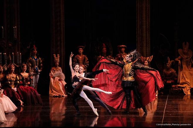 예술의전당과 유니버설발레단의 ‘백조의 호수’에 왕자 역을 맡은 다닐 심킨과 흑조 오딜을 연기하는 홍향기 [유니버설발레단 제공]